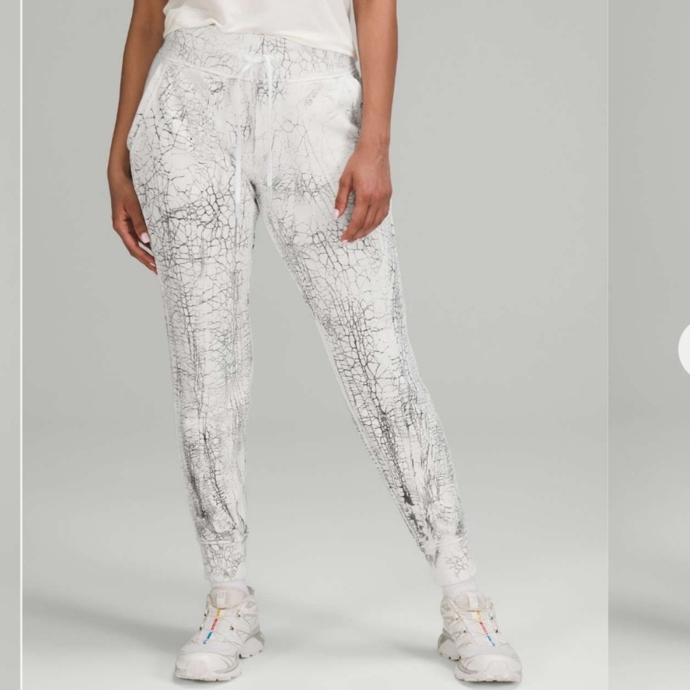 Lululemon Warm Down Jogger *7/8 Length. 26". Thread Dye White Black. Size 6.